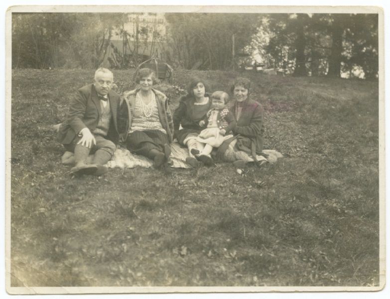 Alice (rechts) mit ihren Eltern Albert und Hedwig Tuteur (links), Sylvia und einer Nanny