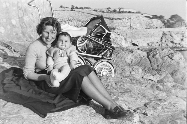 Doritta mit ihrem Sohn Patrick Gallet, 1953