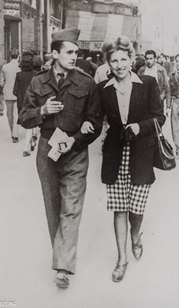 Doritta mit ihrem späteren Mann Victor Gallet, 1944