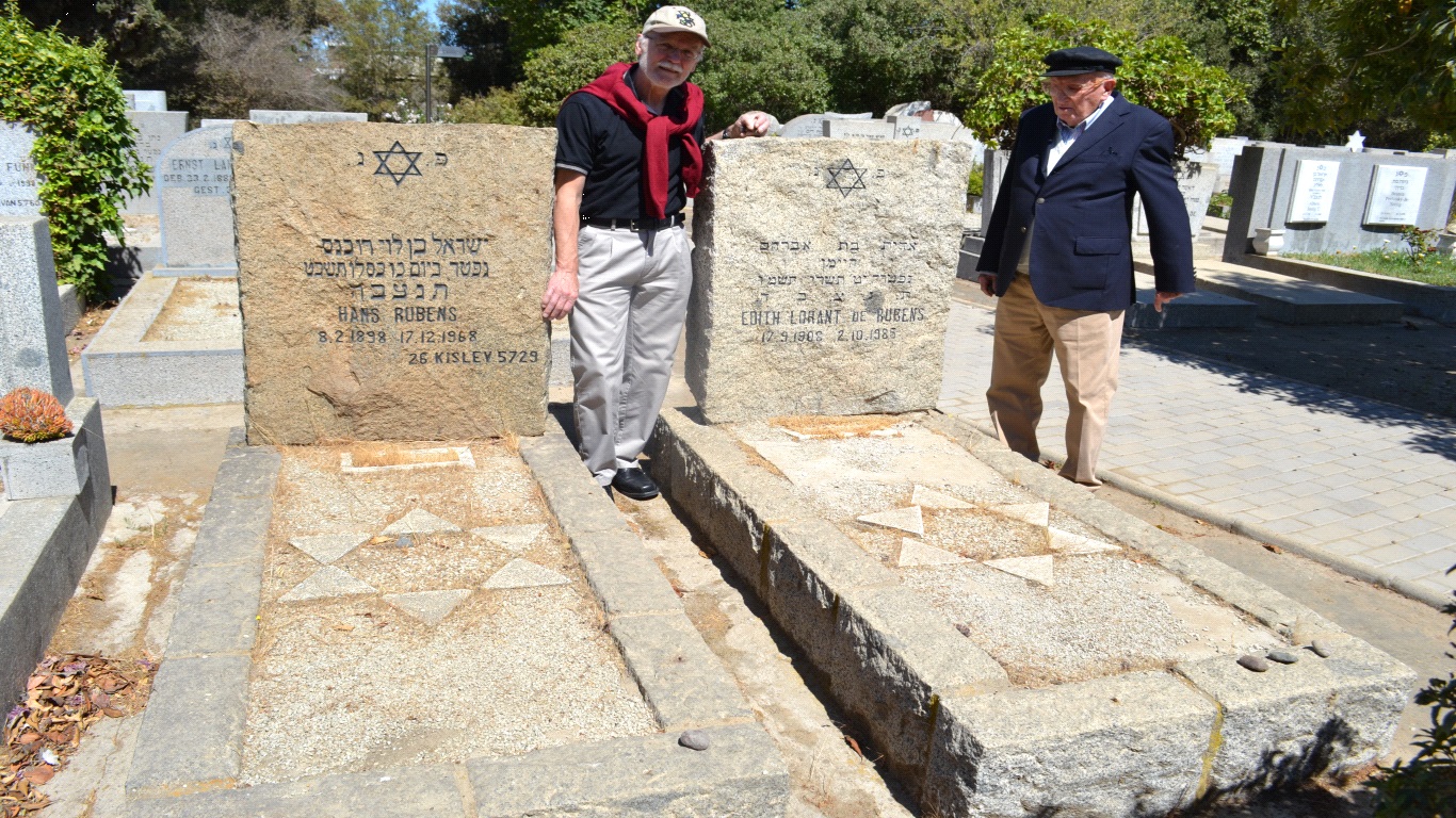 Karl-Heinz Moses (r.) neben den Grabsteinen von Edith und Hans Lorant auf dem Belloto Friedhof in Valparaiso