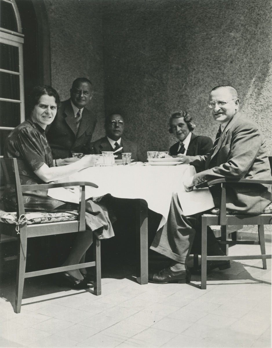   Martha (links) und Alfred Alsberg (Mitte) mit Verwandten