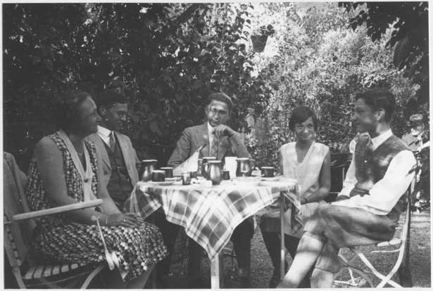 Susanne Frankenstein mit Sohn Joachim (Mitte), Tochter Maria (2. v.r.) und Freunden im Garten